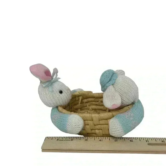 VINTAGE EASTER RATTAN WEAVED BASKET PLUSH KNIT BUNNIES HOLDING BASKET 6” - Picture 9 of 14